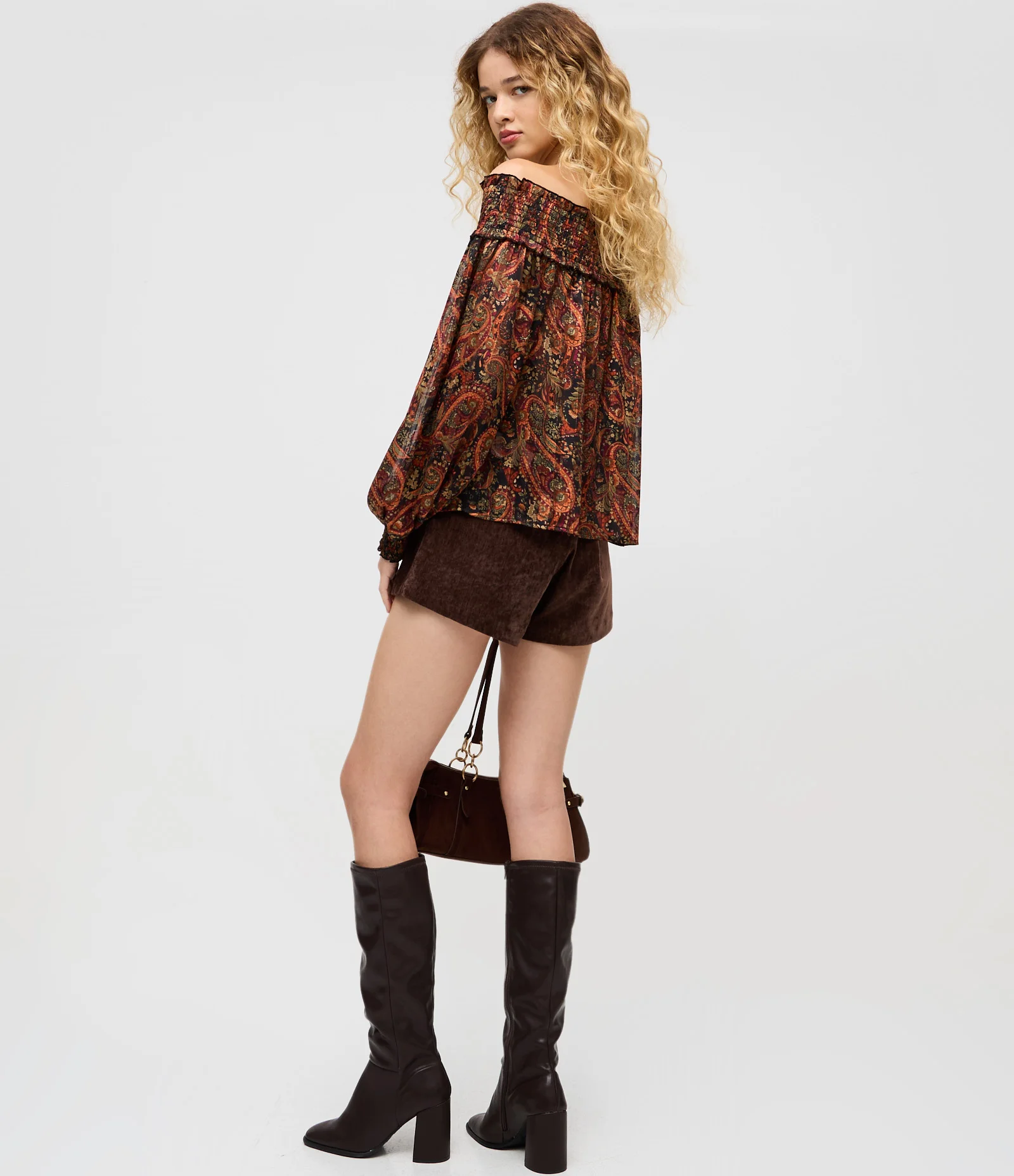 Short Curto Aveludado com Zíper Lateral Marrom 6