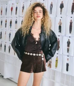 Short Curto Aveludado com Zíper Lateral