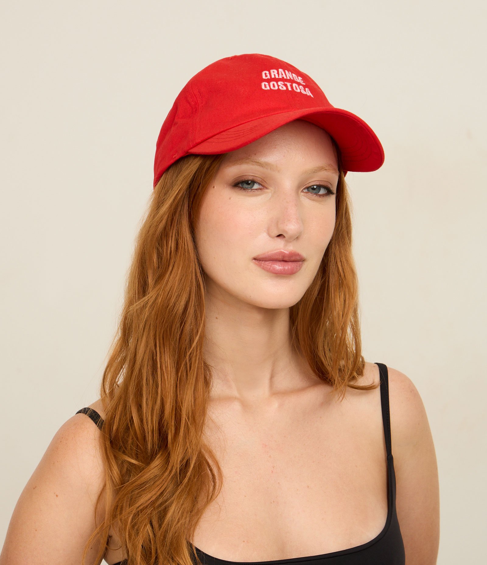 Boné Aba Curva em Sarja com Bordado Grande Gostosa Vermelho 7