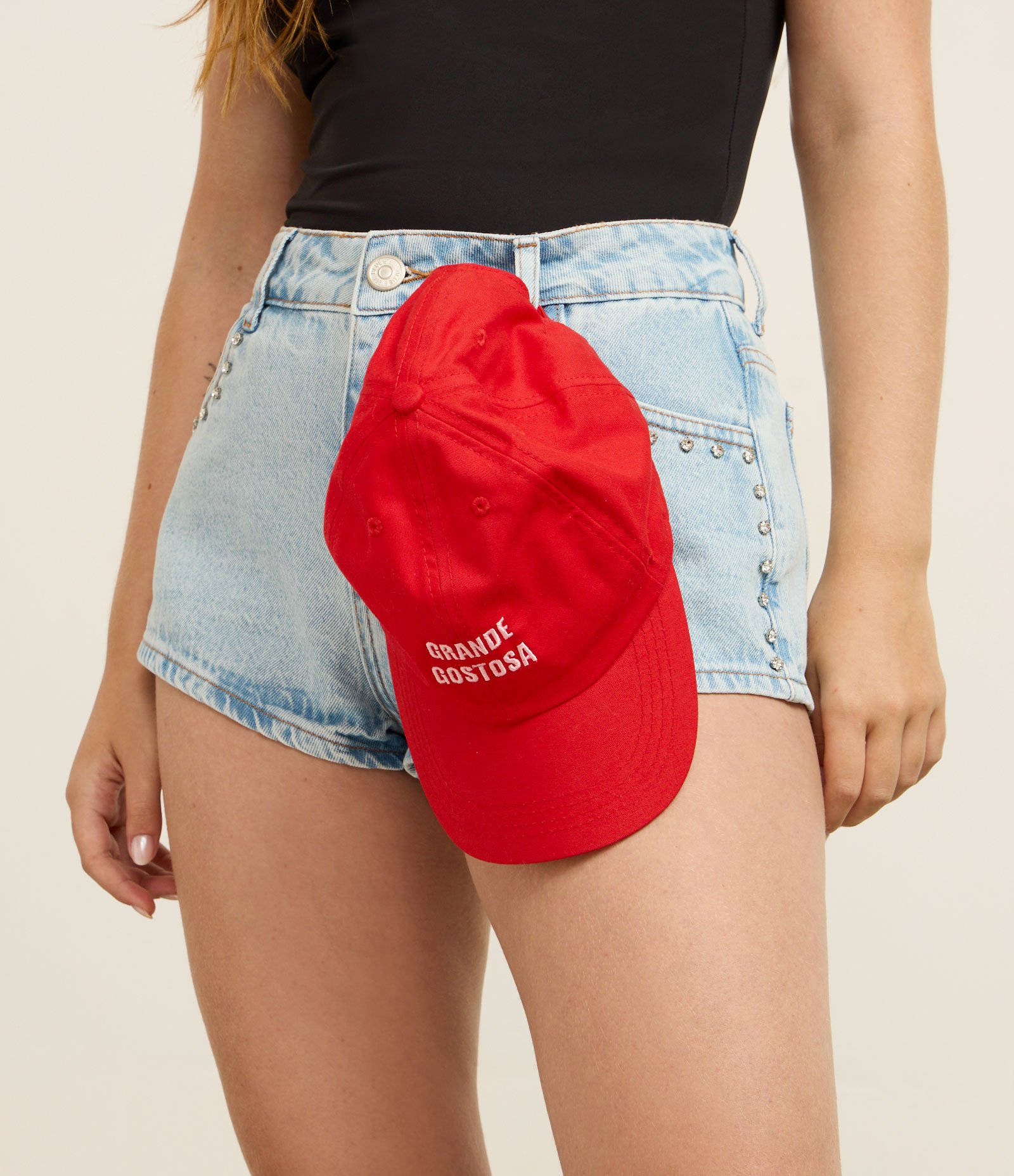 Boné Aba Curva em Sarja com Bordado Grande Gostosa Vermelho 8