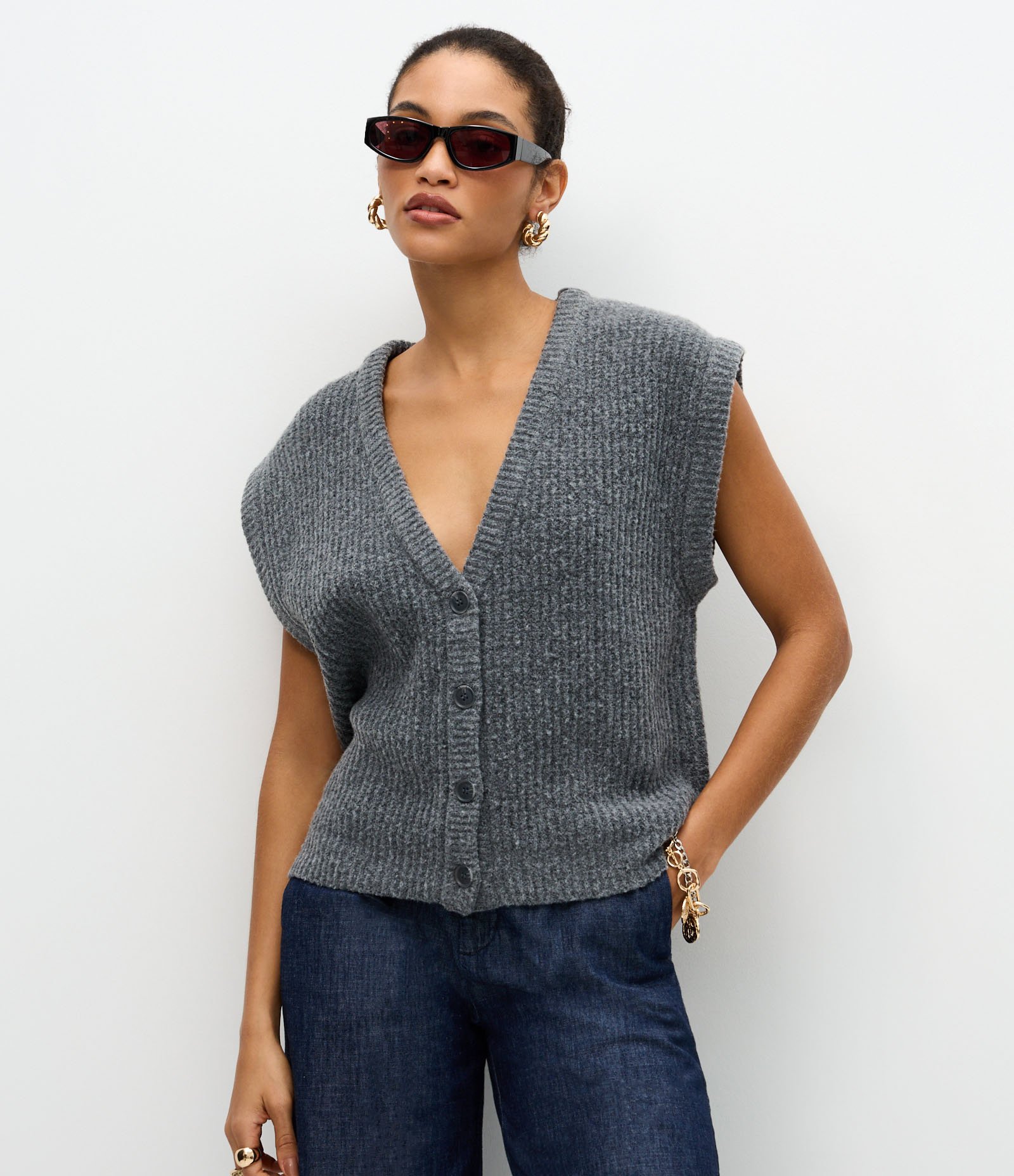 Colete Regular em Tricô com Abotoamento Frontal Cinza 1