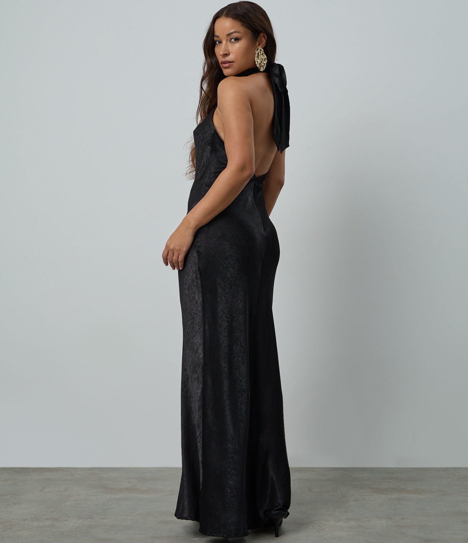 Vestido Midi em Cetim Frente Única com Amarração nas Costas Preto 4
