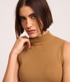 Blusa em Tricô com Golinha e Textura Canelada