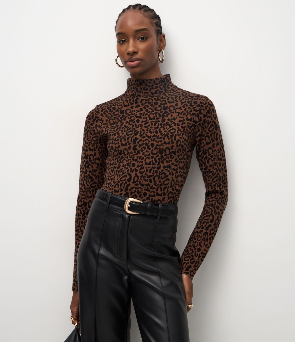 ルナ　0910 Blusa em Jacquard com Gola Alta e Estampa Animal Print Marrom