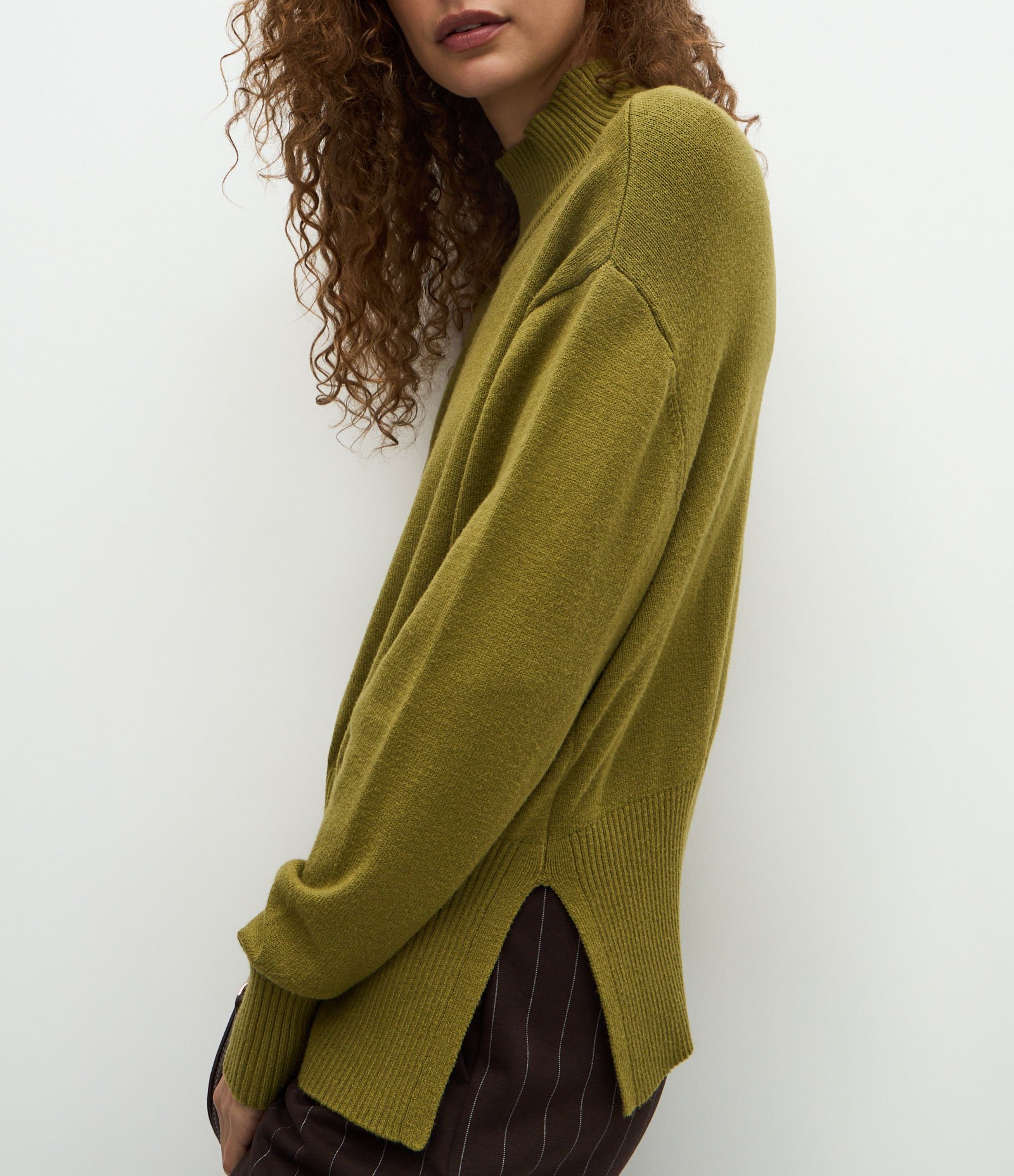 Blusa Alongada em Tricô com Gola Alta Verde 4