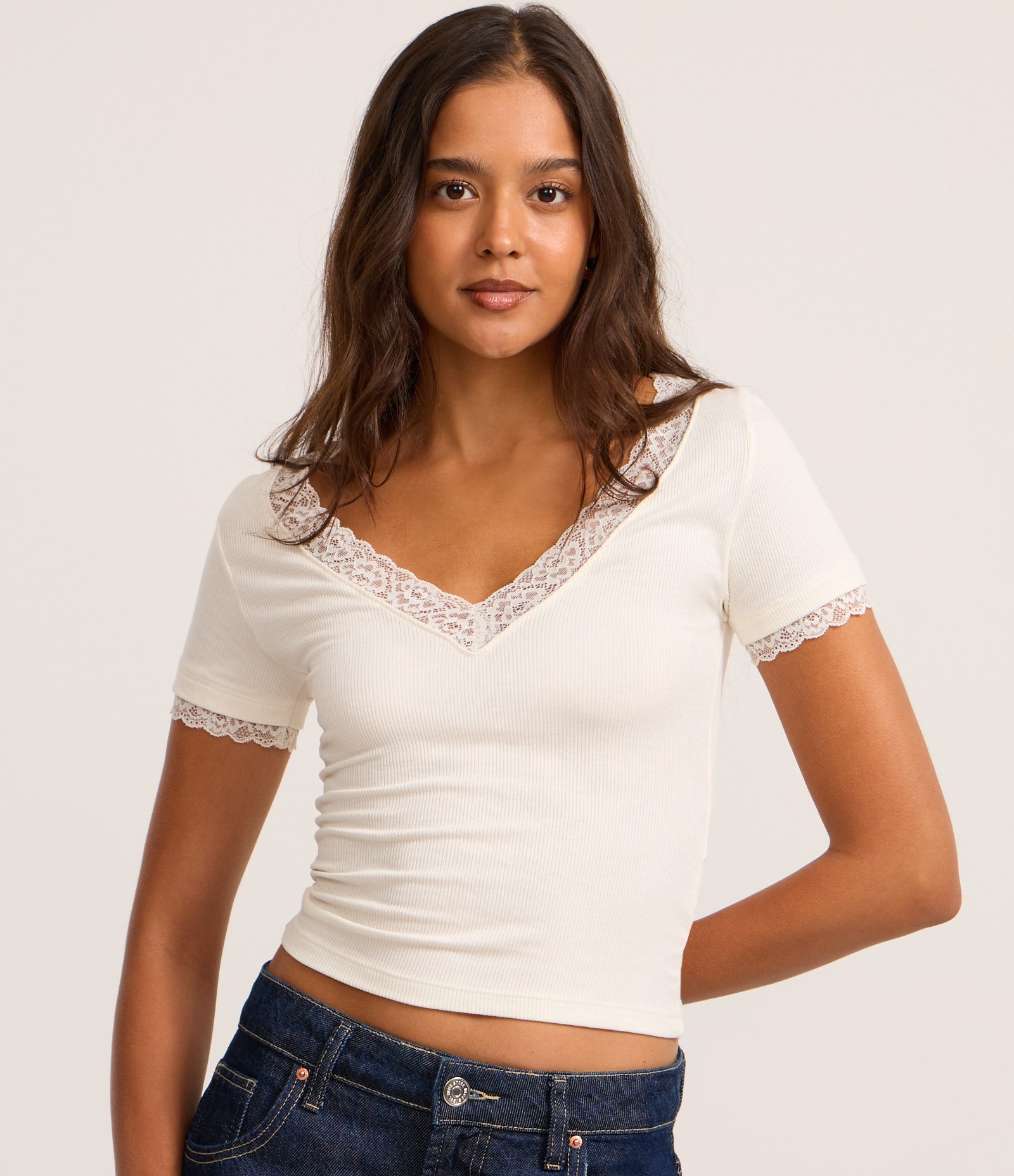 Blusa em Ribana com Decote V e Detalhe em Renda Branco 1