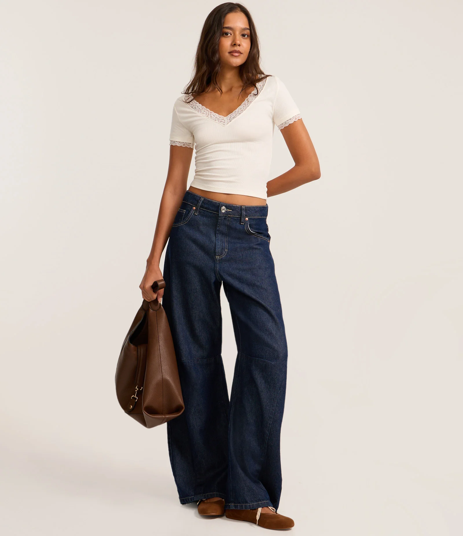 Blusa em Ribana com Decote V e Detalhe em Renda Branco 2