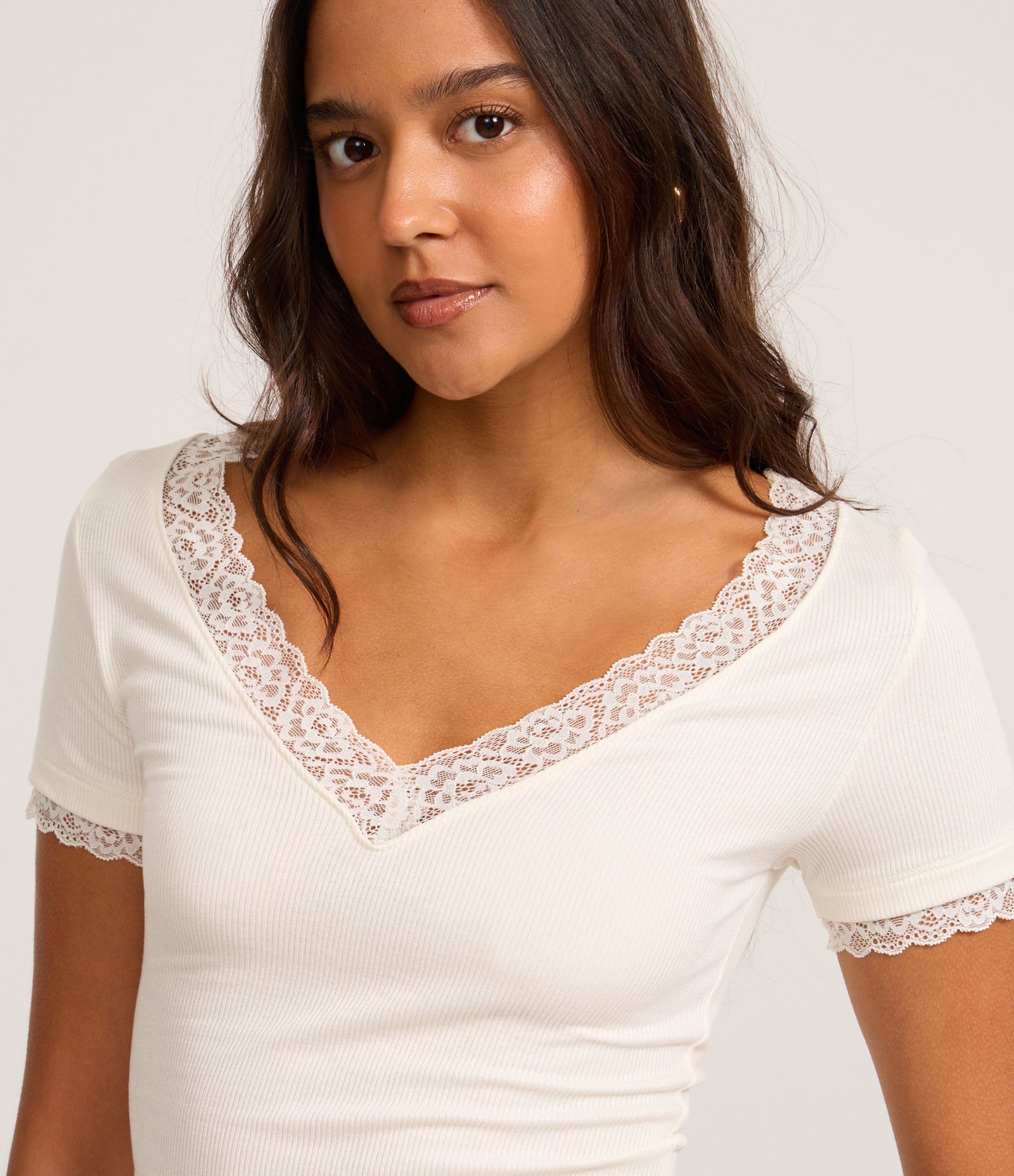 Blusa em Ribana com Decote V e Detalhe em Renda Branco 3