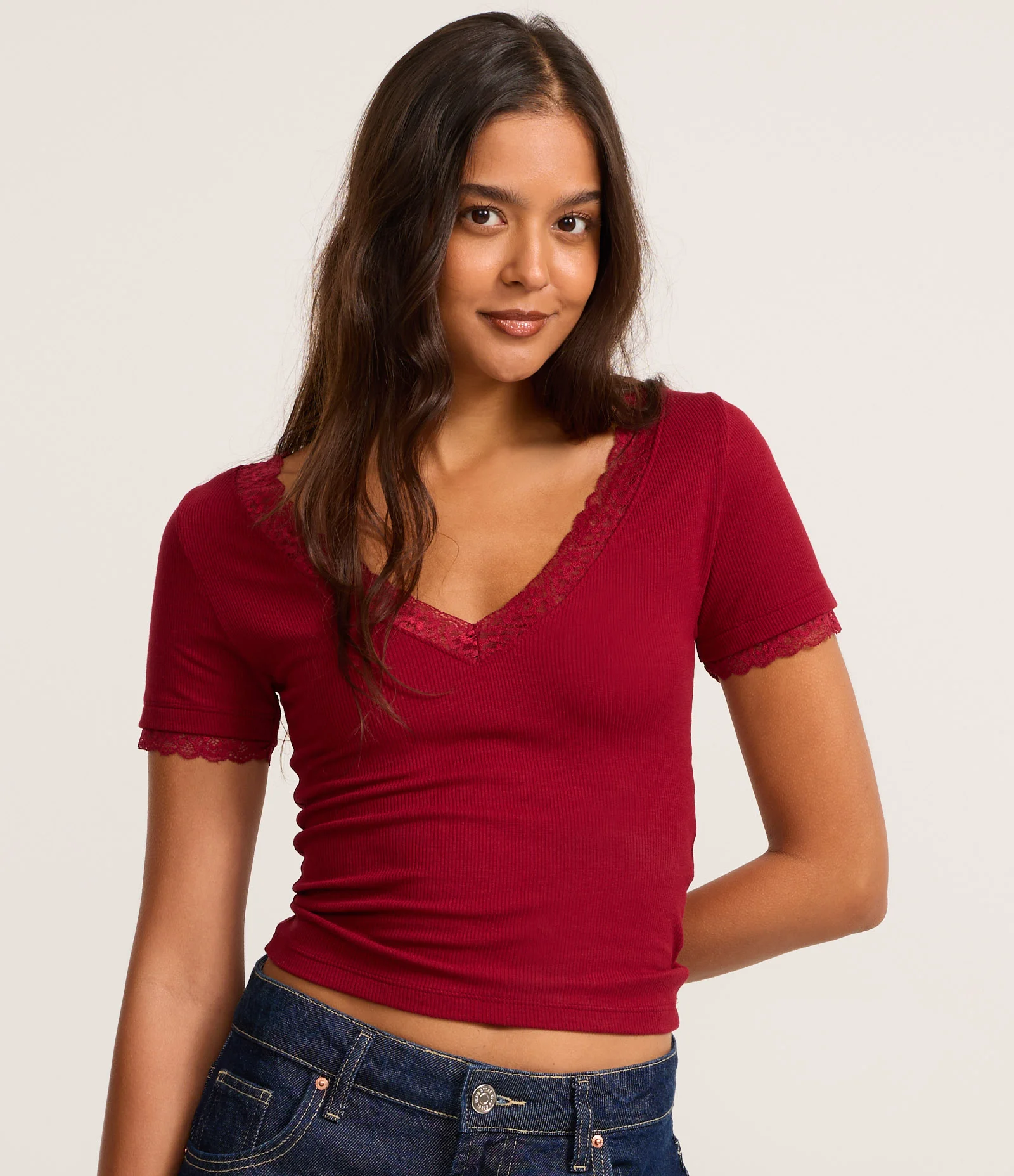 Blusa em Ribana com Decote V e Detalhe em Renda Vermelho 1