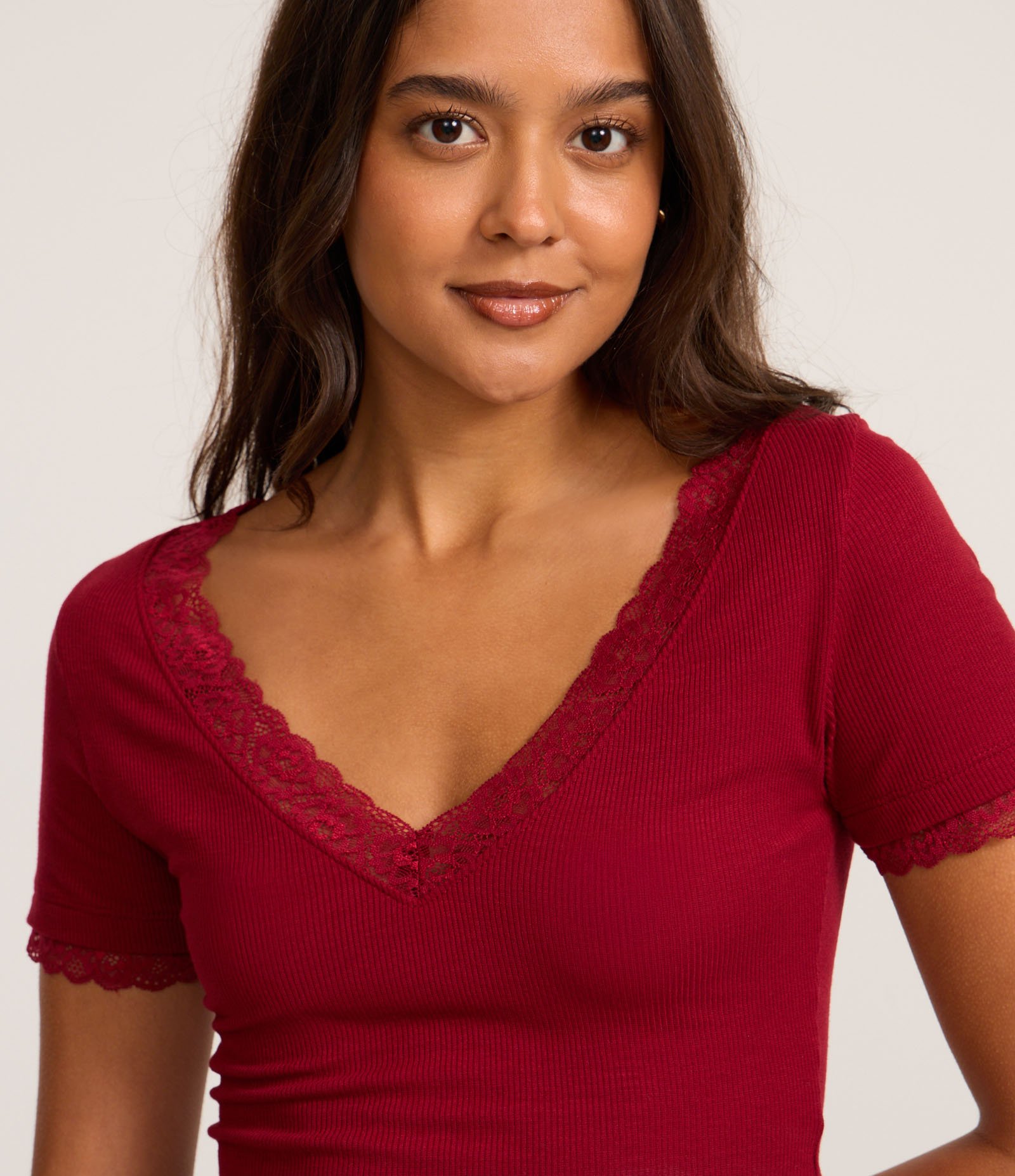 Blusa em Ribana com Decote V e Detalhe em Renda Vermelho 3