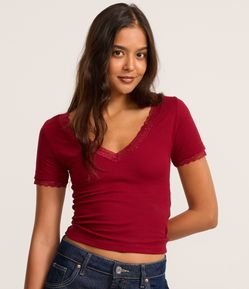 Blusa em Ribana com Decote V e Detalhe em Renda