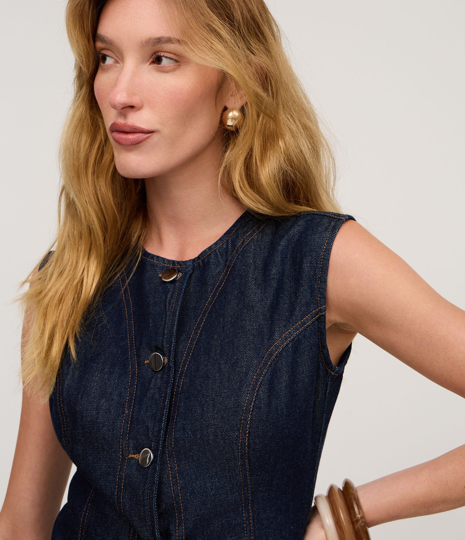 Colete Acinturado em Jeans com Costura Aparente Escuro 3