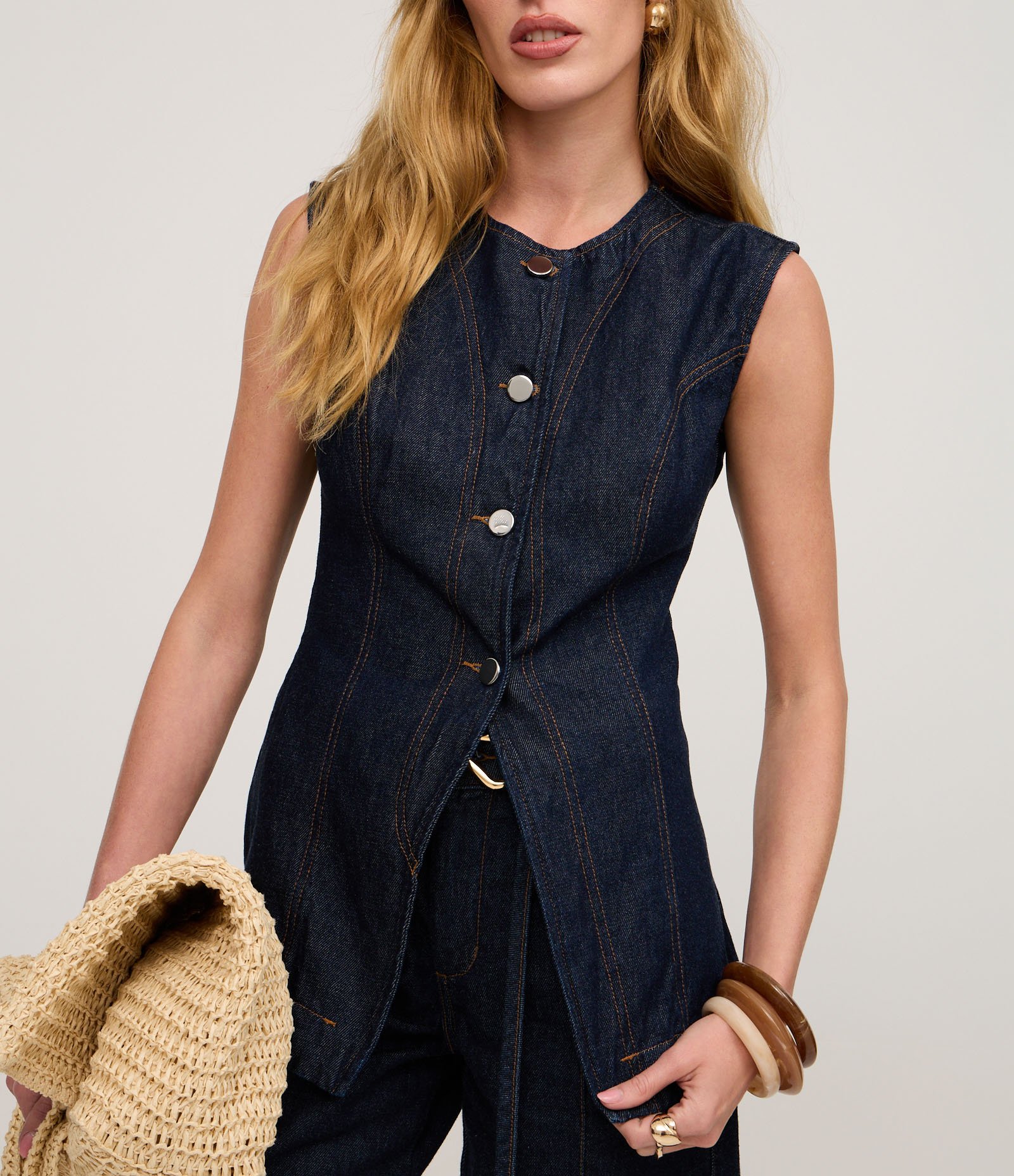 Colete Acinturado em Jeans com Costura Aparente Escuro 4