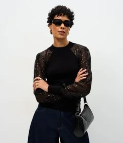 Blusa em Tricô com Aplicação de Paetês nas Mangas