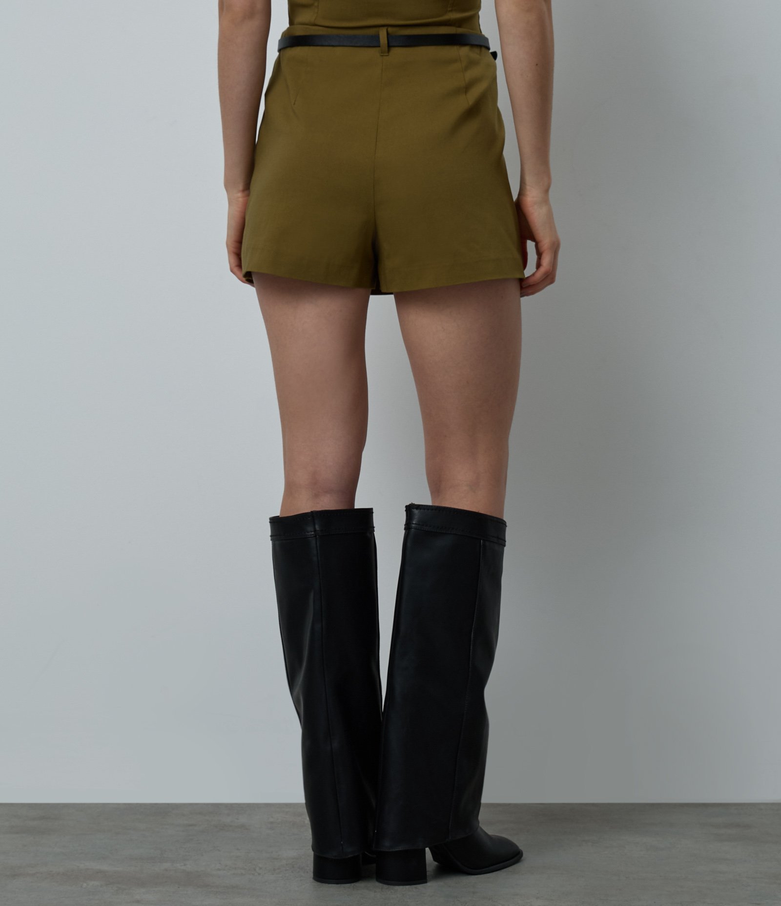 Short Saia em Bengaline com Cinto e Fenda Frontal Verde Escuro 4