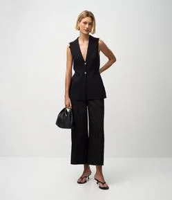 Calça Pantacourt em Alfaiataria com Pregas Frontais