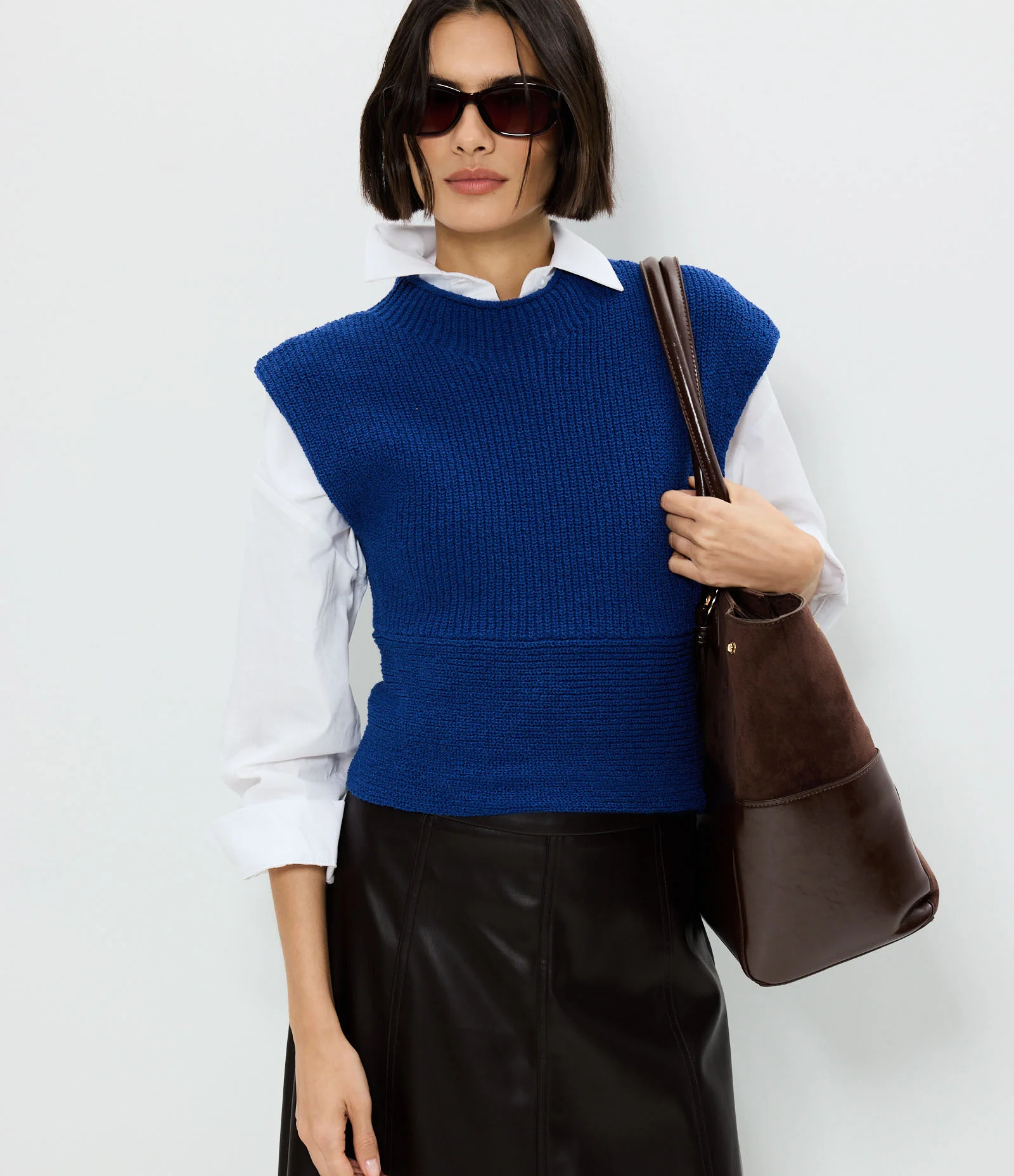 Blusa Cropped em Tricô Texturizado com Ombreira Azul 1