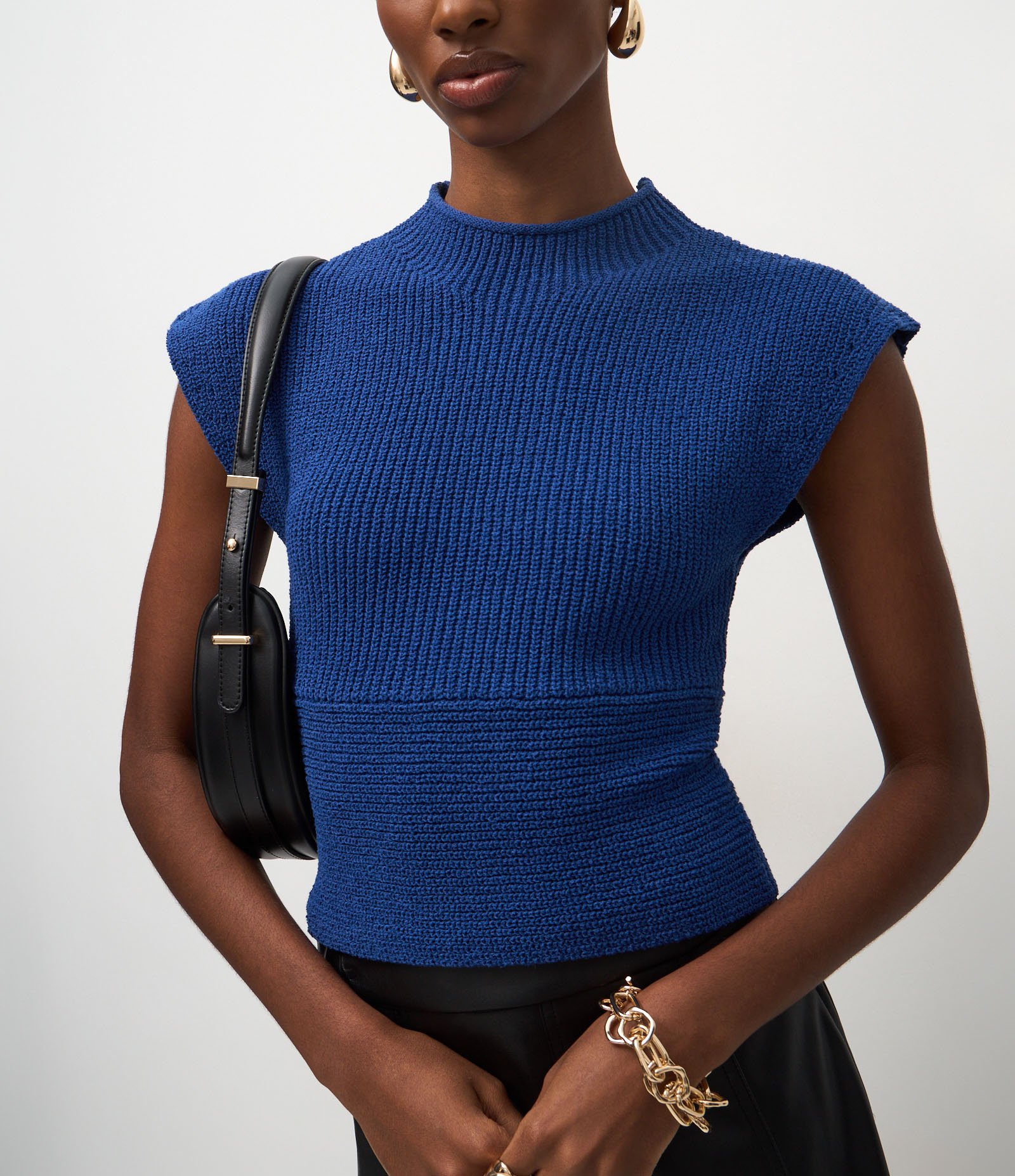 Blusa Cropped em Tricô Texturizado com Ombreira Azul 4