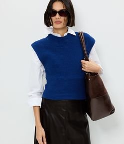Blusa Cropped em Tricô Texturizado com Ombreira