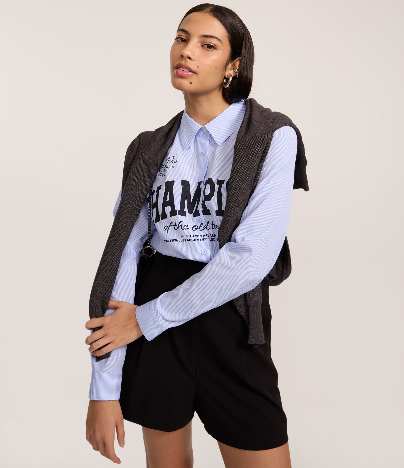 Camisa Cropped Listrada em Tricoline com Estampa Champion Azul 1