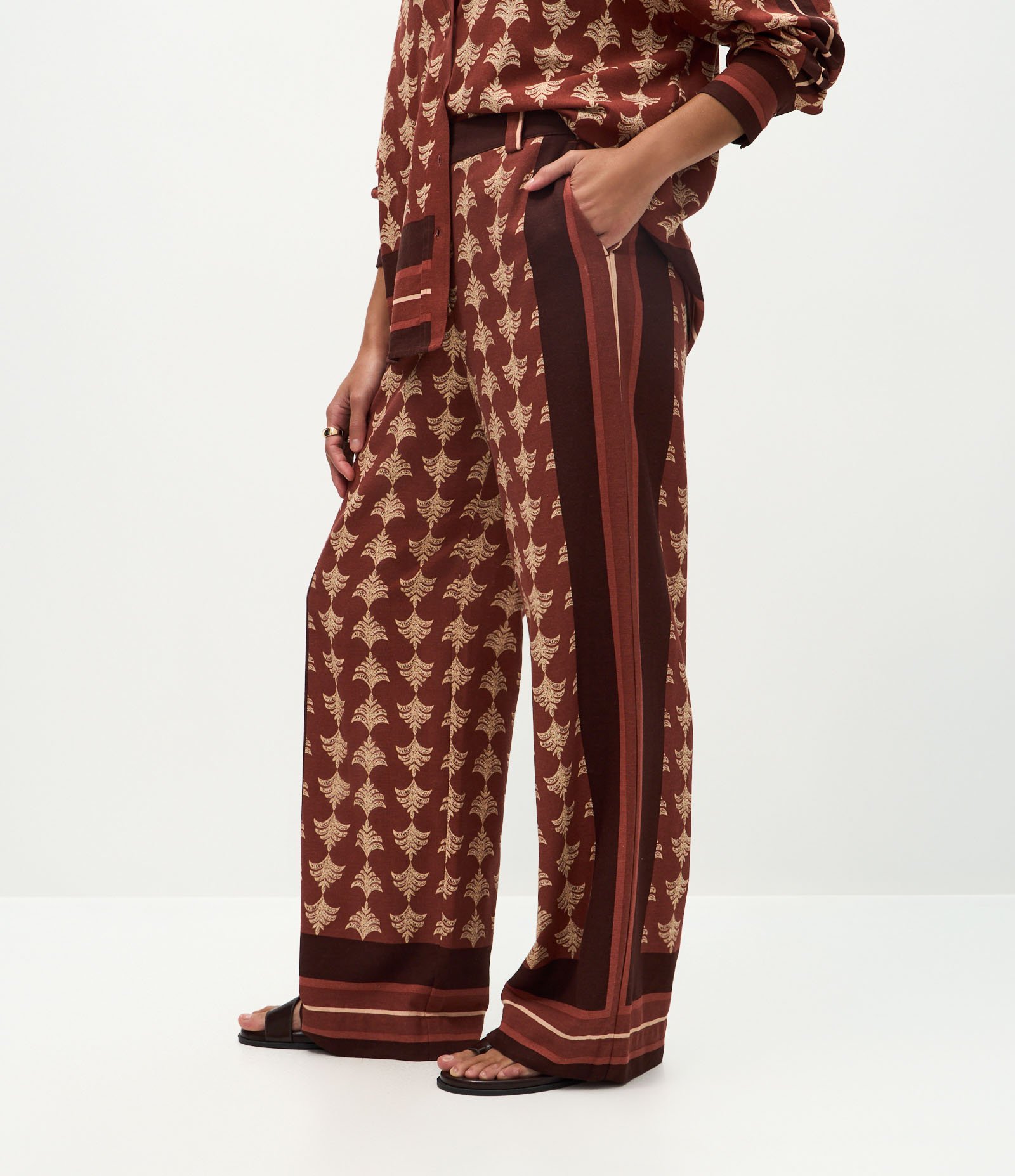 Calça Reta em Viscolinho com Estampa Abstrata Laranja 3