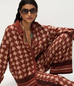 Camisa em Viscolinho com Estampa Abstrata