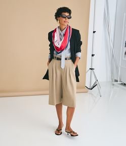 Bermuda Alfaiatada com Pregas e Passantes no Cós