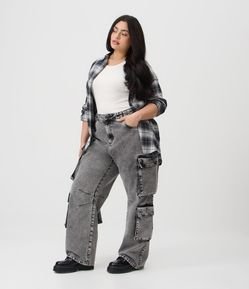 Calça Reta em Jeans com Bolso Cargo e Efeito Estonado