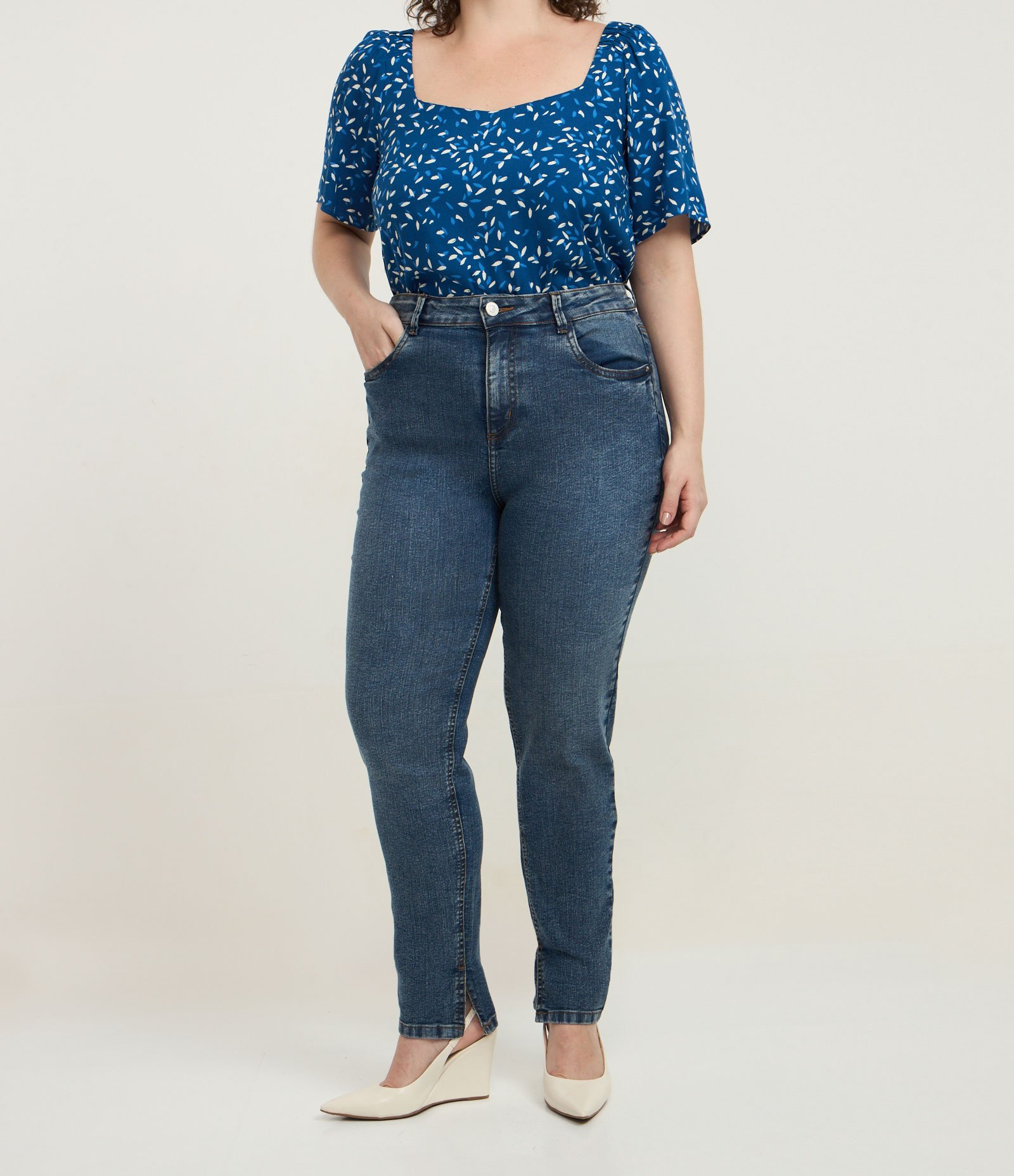 Calça Skinny em Jeans com Elastano e Abertura na Barra Azul 2