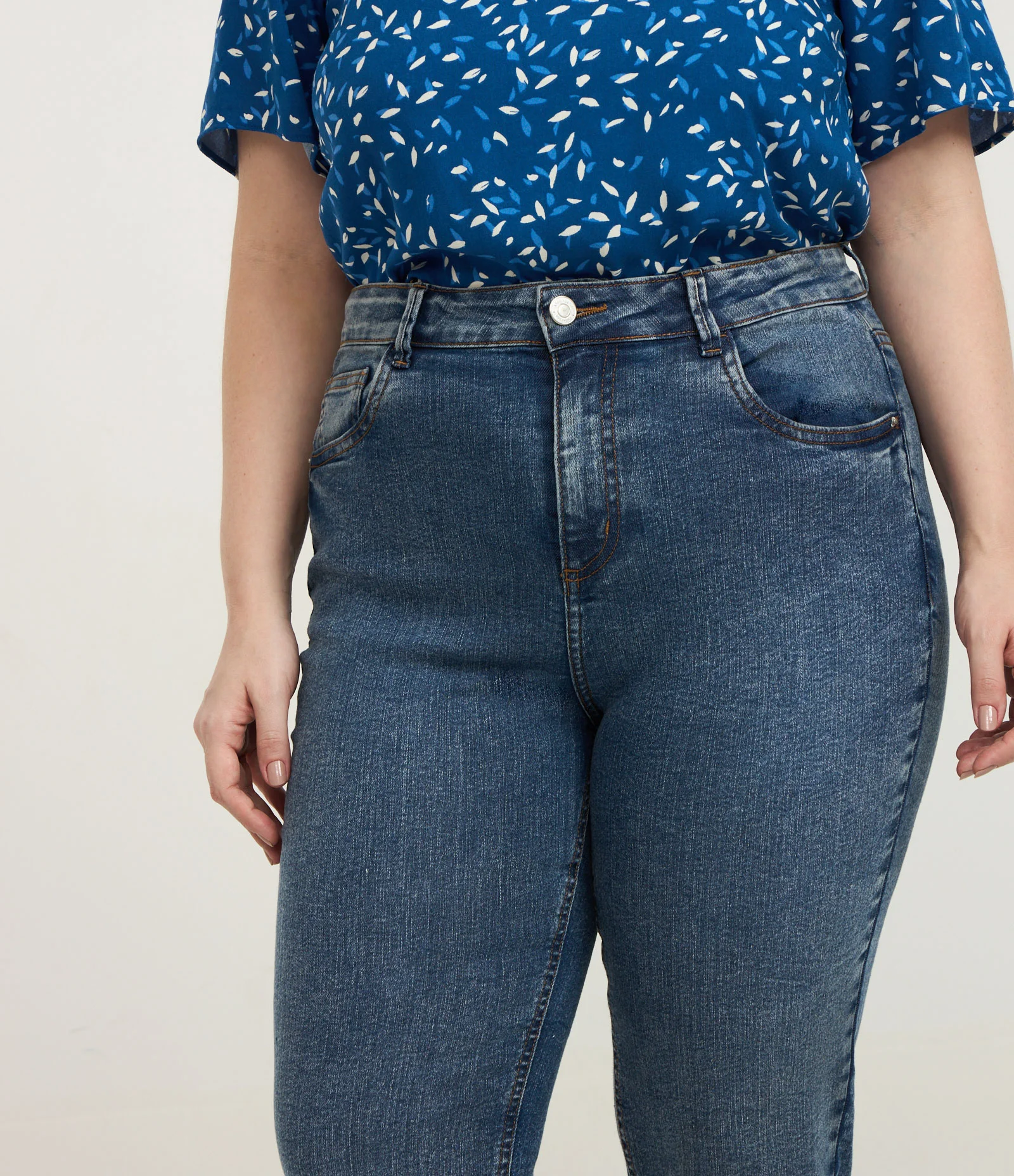 Calça Skinny em Jeans com Elastano e Abertura na Barra Azul 3