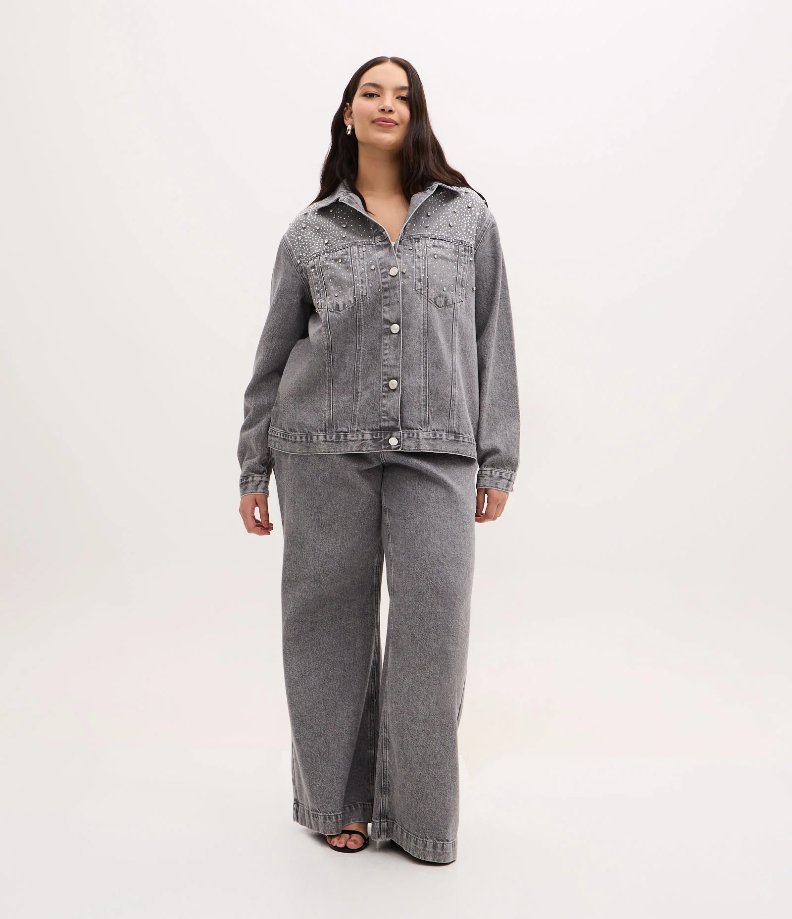 Jaqueta Oversized em Jeans com Aplicações de Brilhos Curve & Plus Size Cinza 2