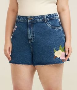Short Jeans Mom com Barra a Fio e Bordado Caju Curve & Plus Size