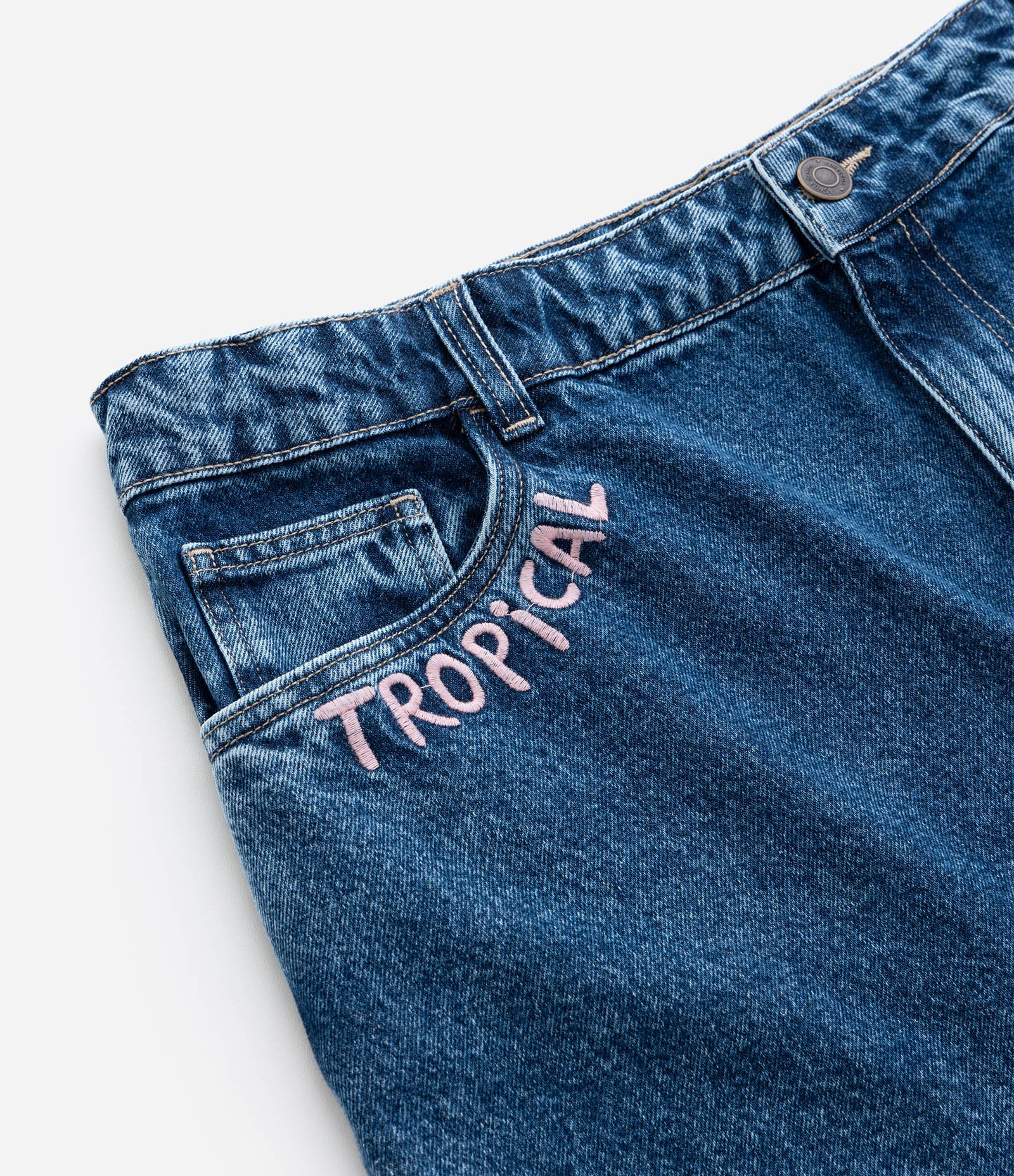 Short Jeans Mom com Barra a Fio e Bordado Caju Curve & Plus Size Azul 10