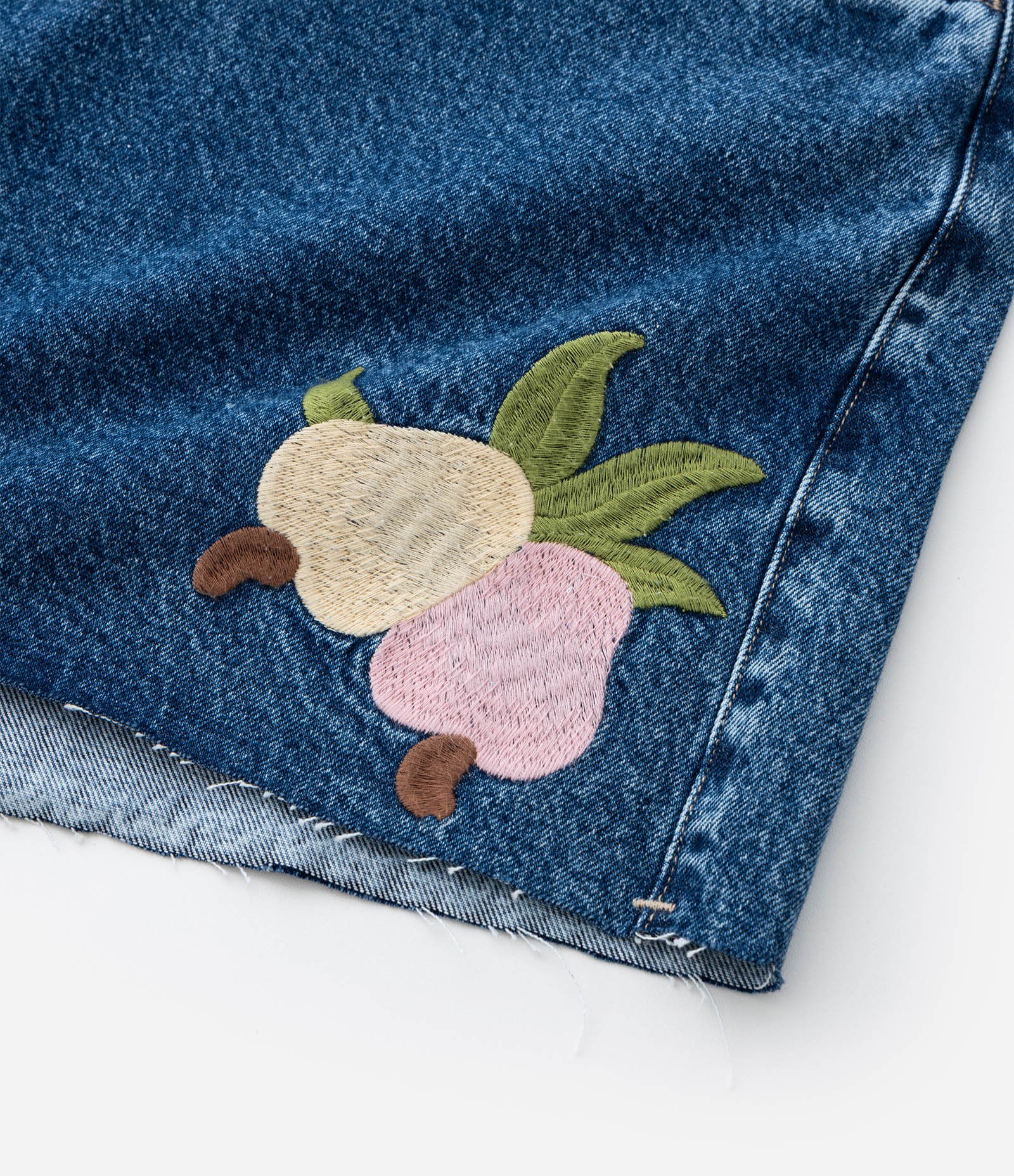 Short Jeans Mom com Barra a Fio e Bordado Caju Curve & Plus Size Azul 11