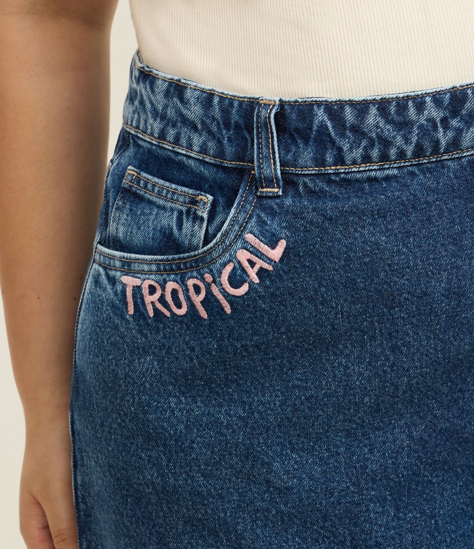 Short Jeans Mom com Barra a Fio e Bordado Caju Curve & Plus Size Azul 3