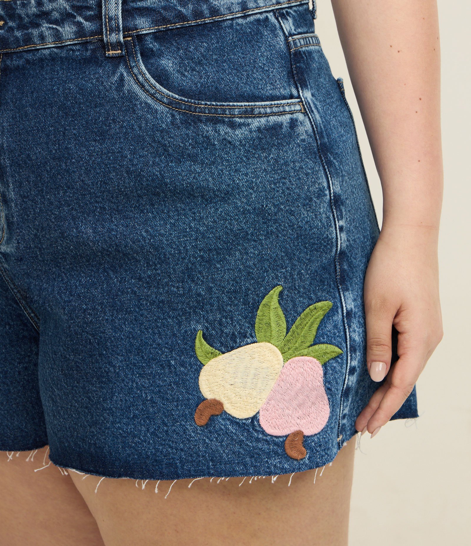 Short Jeans Mom com Barra a Fio e Bordado Caju Curve & Plus Size Azul 4