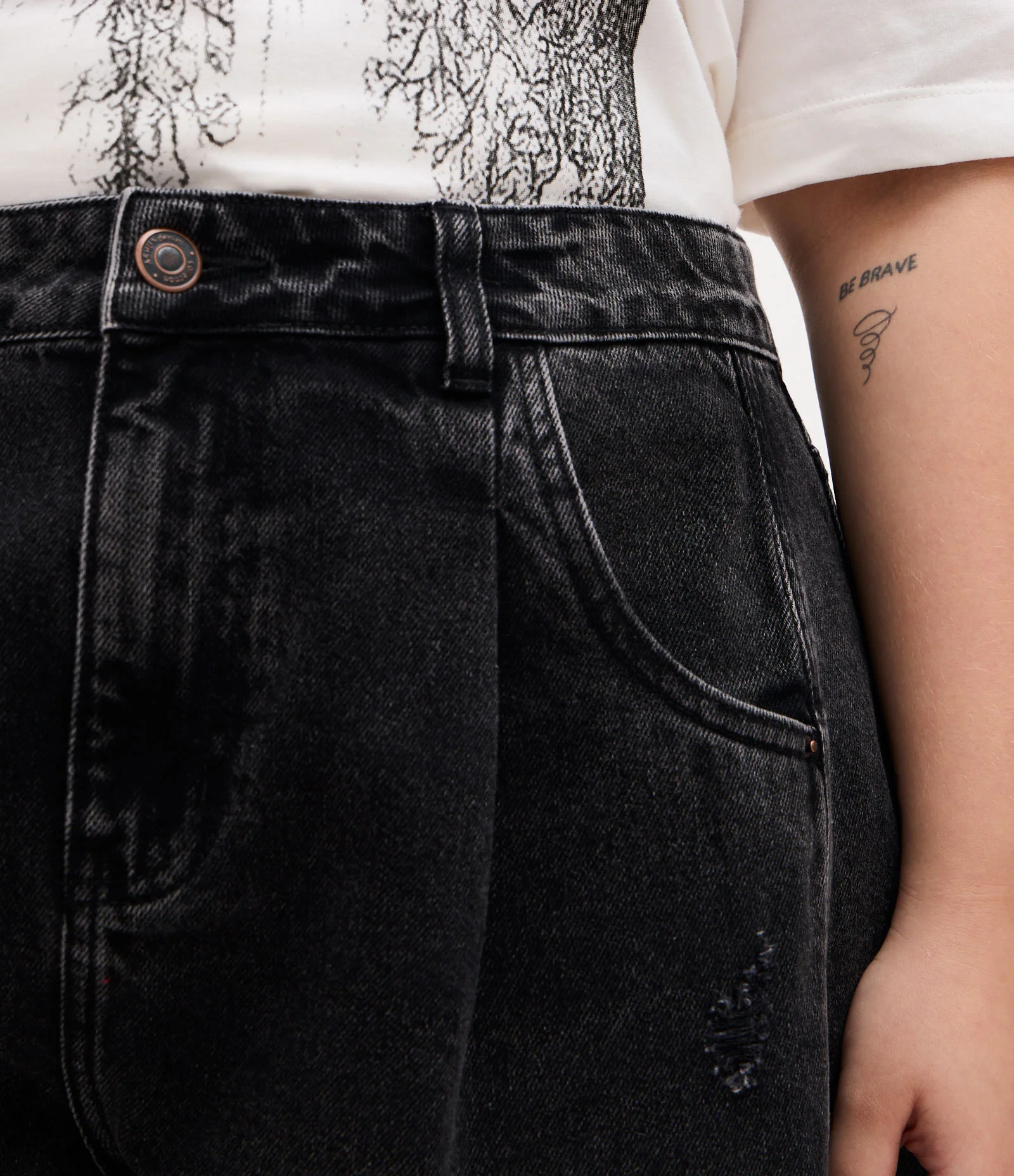 Short Evasê em Jeans com Recorte Curve & Plus Size Preto 2