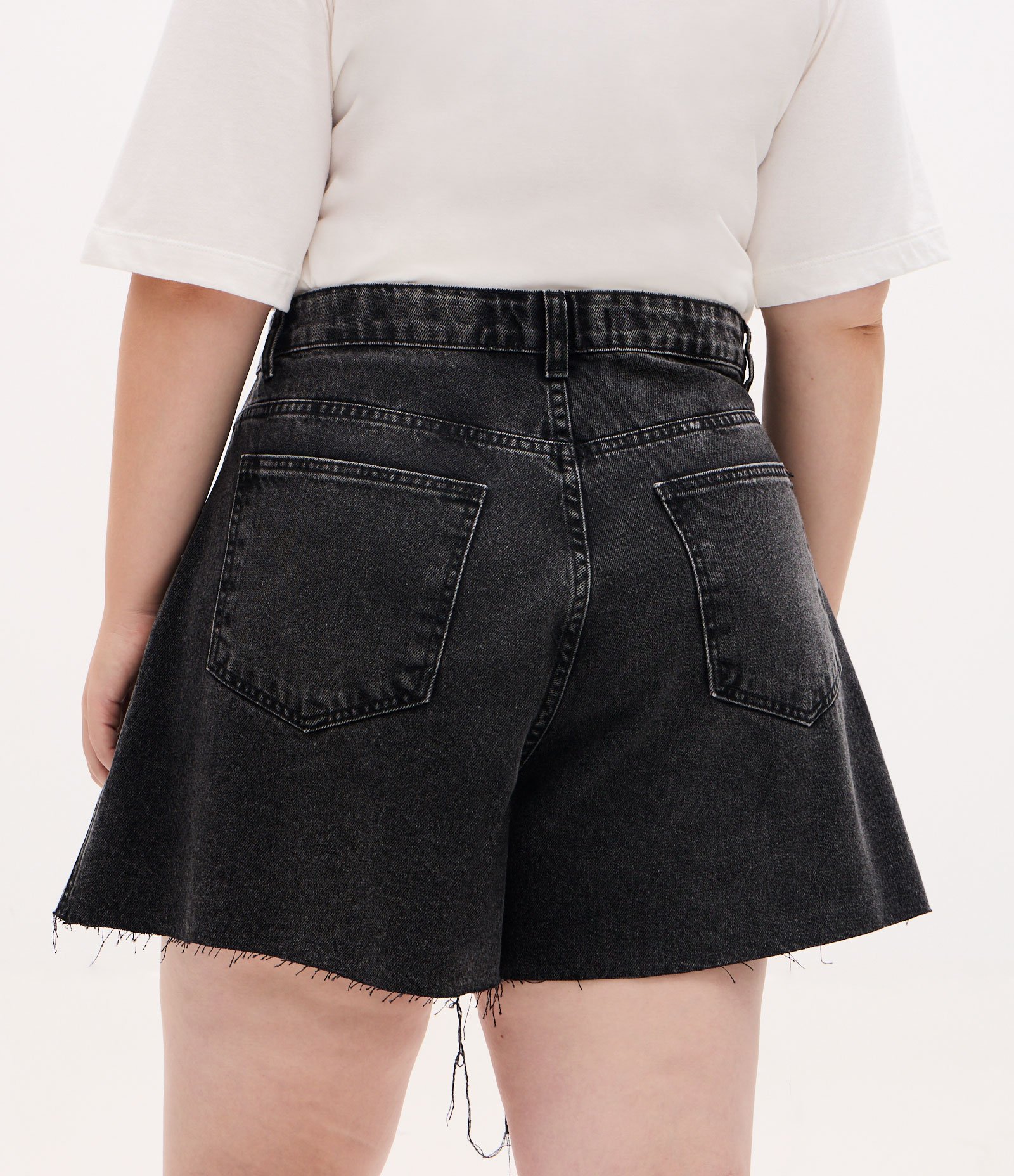 Short Evasê em Jeans com Recorte Curve & Plus Size Preto 4