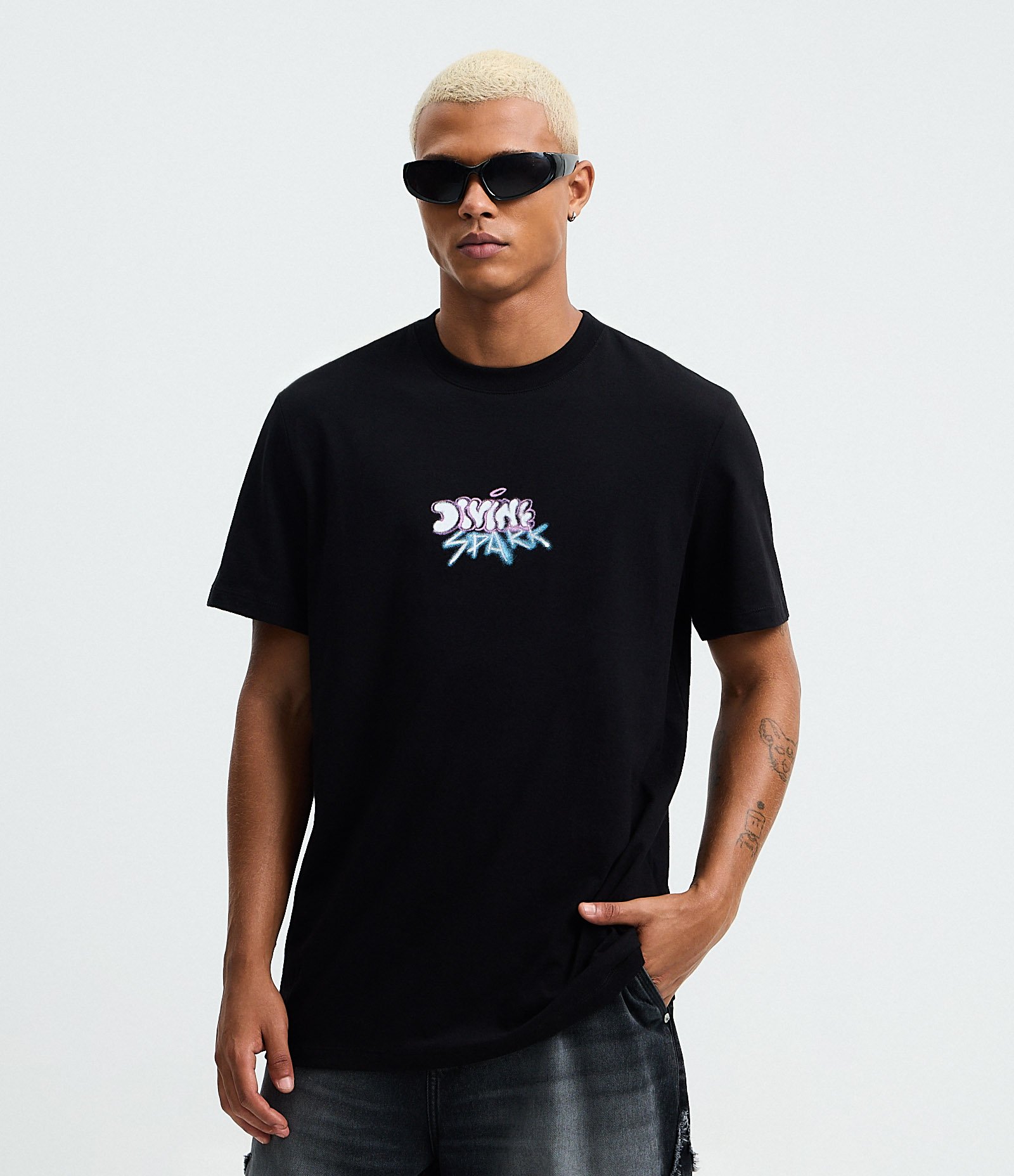 Camiseta Comfort em Algodão com Estampa Anjo Divine Spark Preto 2