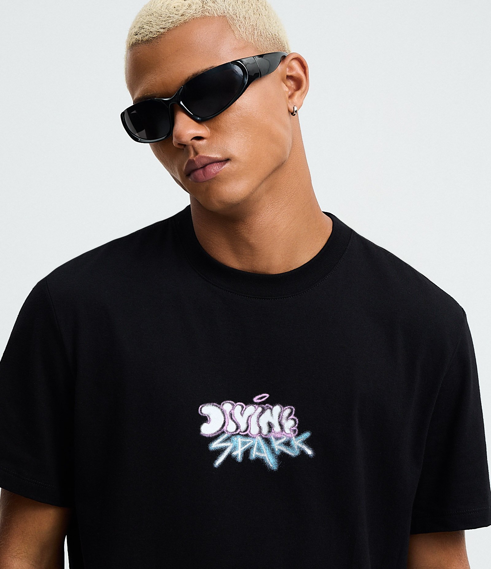 Camiseta Comfort em Algodão com Estampa Anjo Divine Spark Preto 4