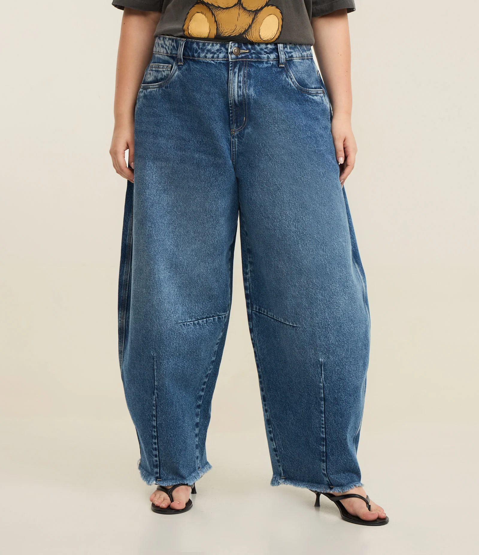 Calça Jeans Barrel com Barra Desfiada Curve & Plus Size Azul 2
