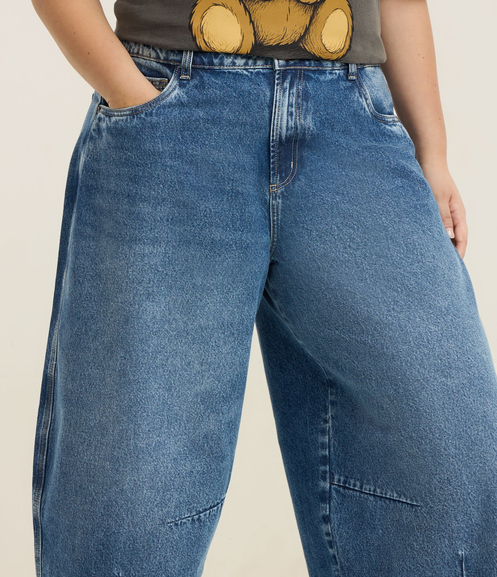 Calça Jeans Barrel com Barra Desfiada Curve & Plus Size Azul 3
