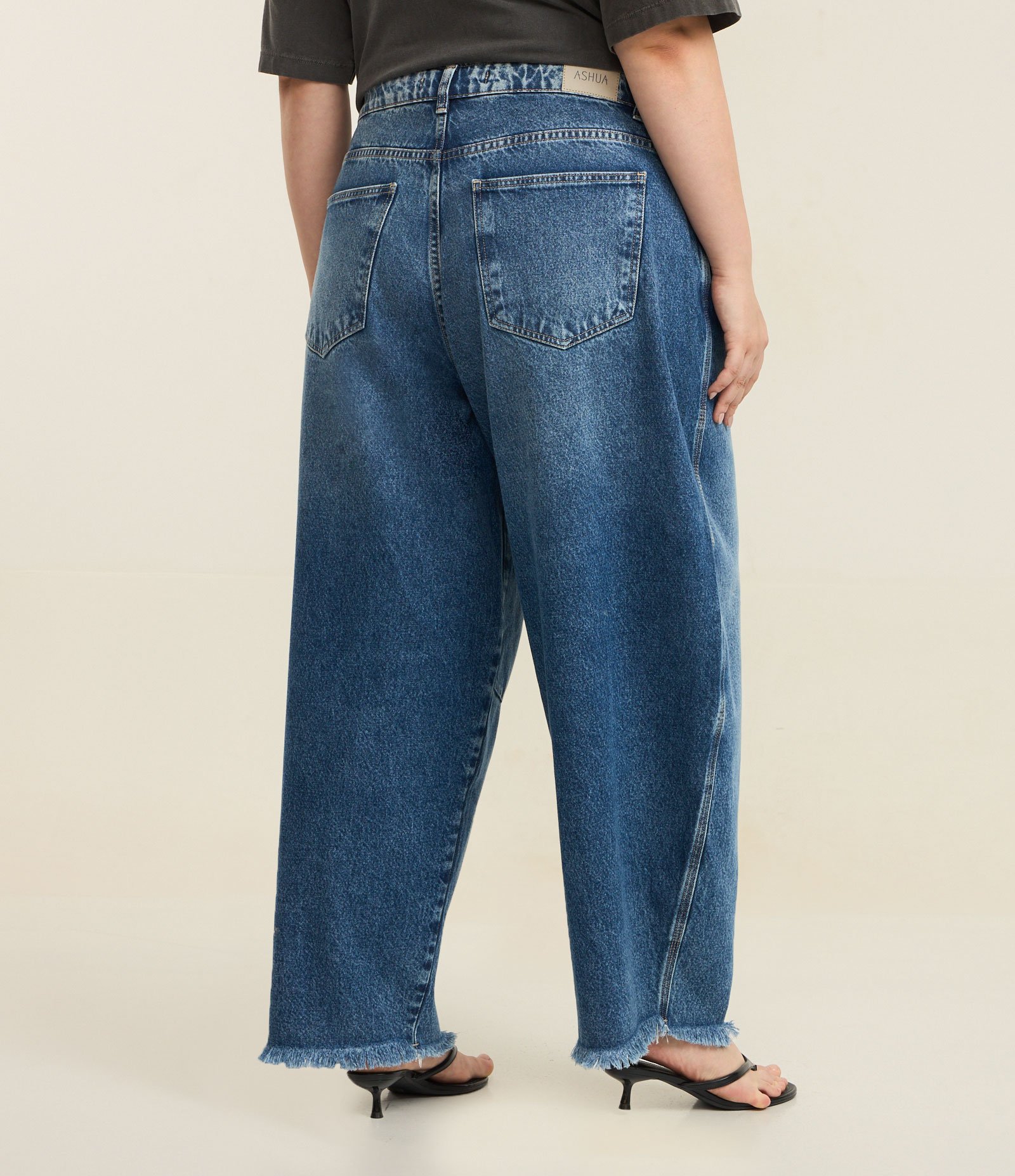 Calça Jeans Barrel com Barra Desfiada Curve & Plus Size Azul 5