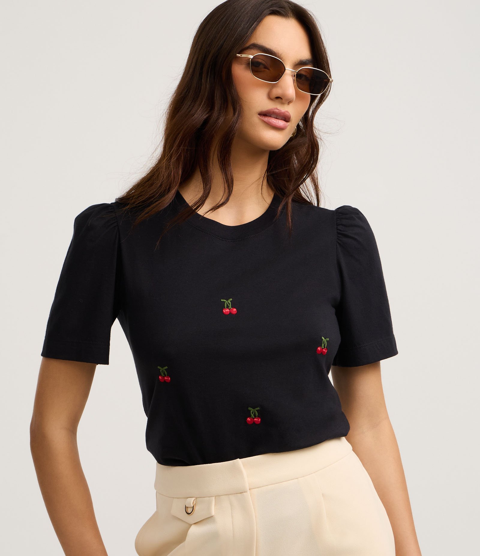 Blusa Slim em Algodão com Bordado Cereja e Manga Bufante Preto 1