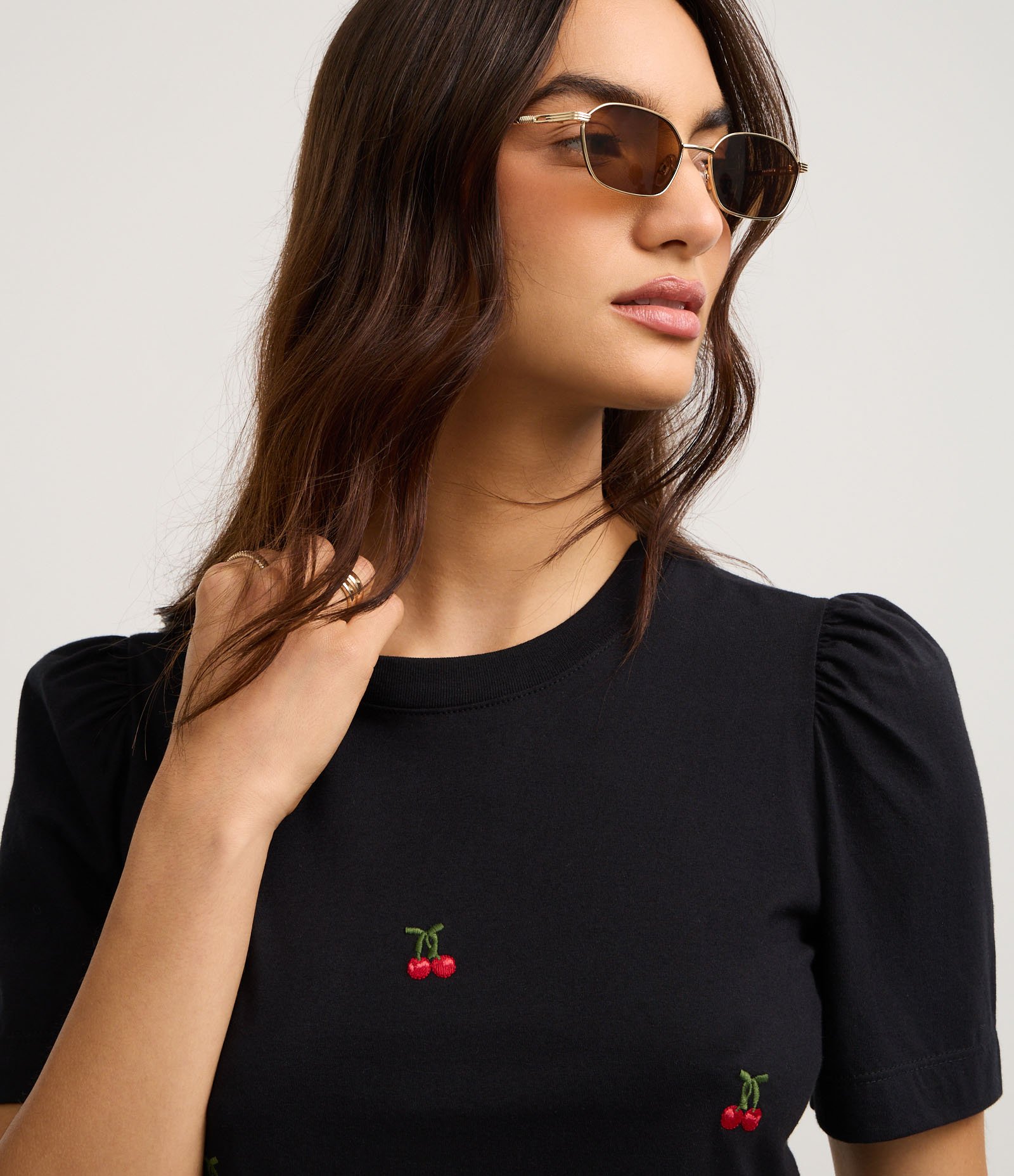 Blusa Slim em Algodão com Bordado Cereja e Manga Bufante Preto 3