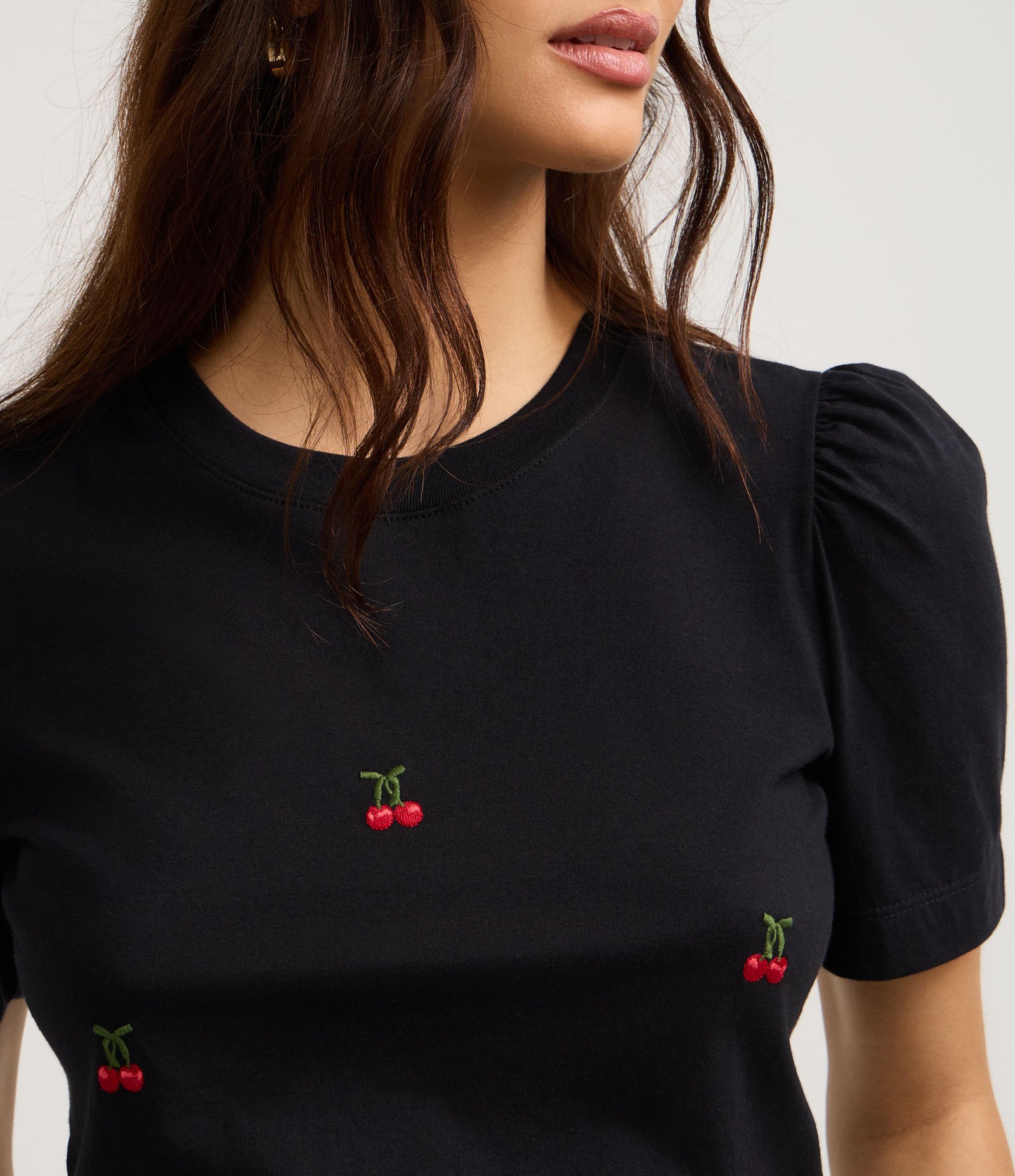 Blusa Slim em Algodão com Bordado Cereja e Manga Bufante Preto 4