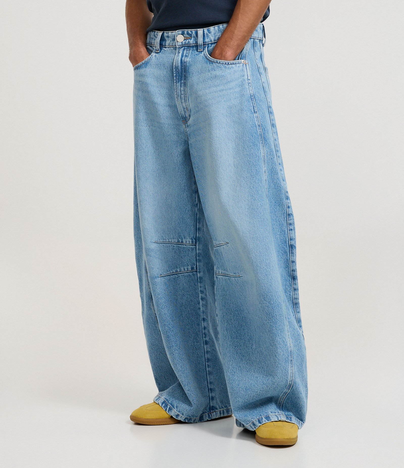 Calça Barrel em Jeans com Recortes e Pences Azul Claro 2