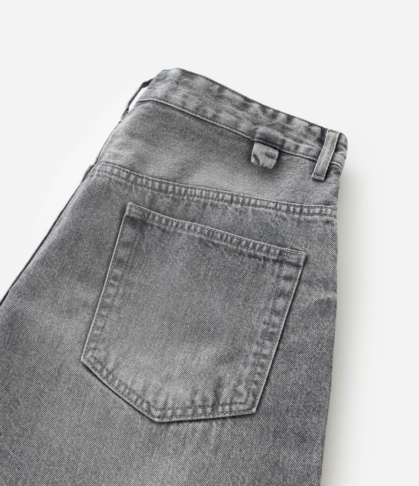 Bermuda Baggy em Jeans com Detalhes de Costura Cinza 4