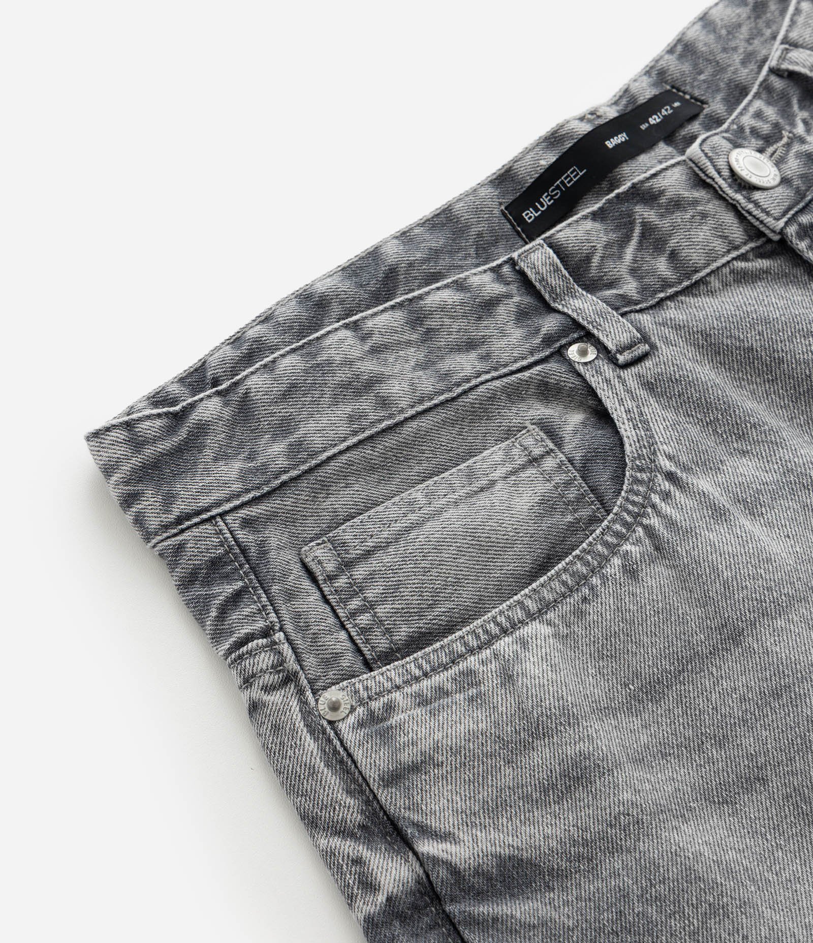 Bermuda Baggy em Jeans com Detalhes de Costura Cinza 5