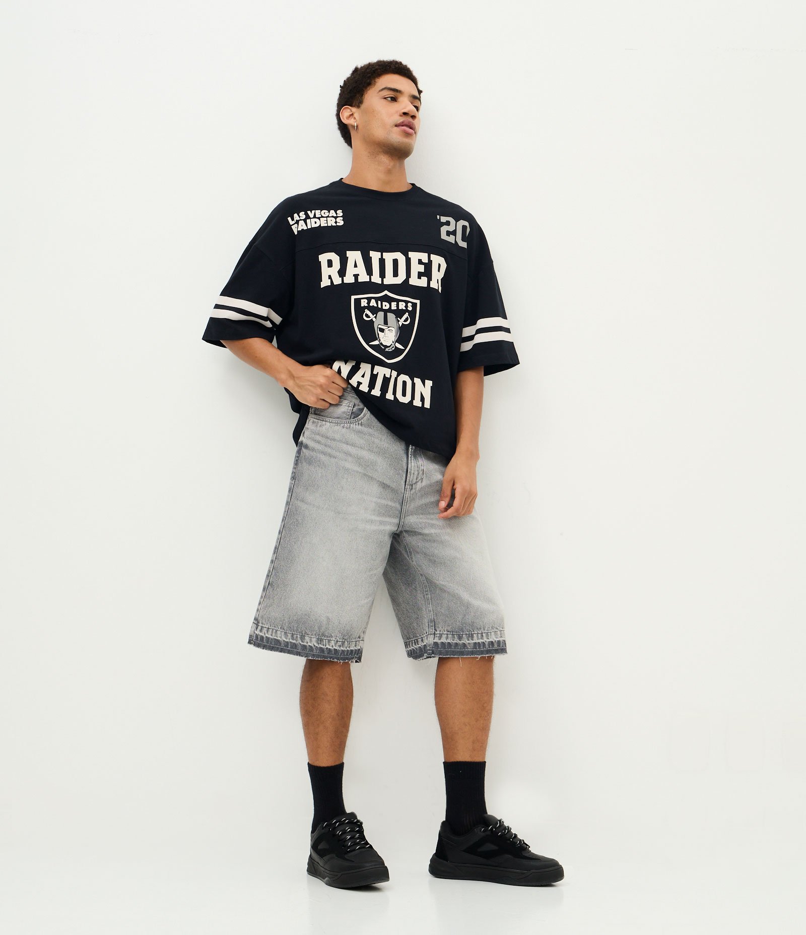 Bermuda Baggy em Jeans com Detalhes de Costura Cinza 3